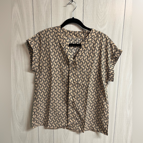 ChicGeometric Print V-neck T-shirt - Picture 2 of 4